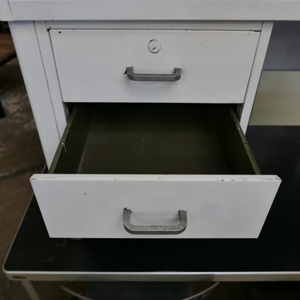Wit metalen vintage bureau