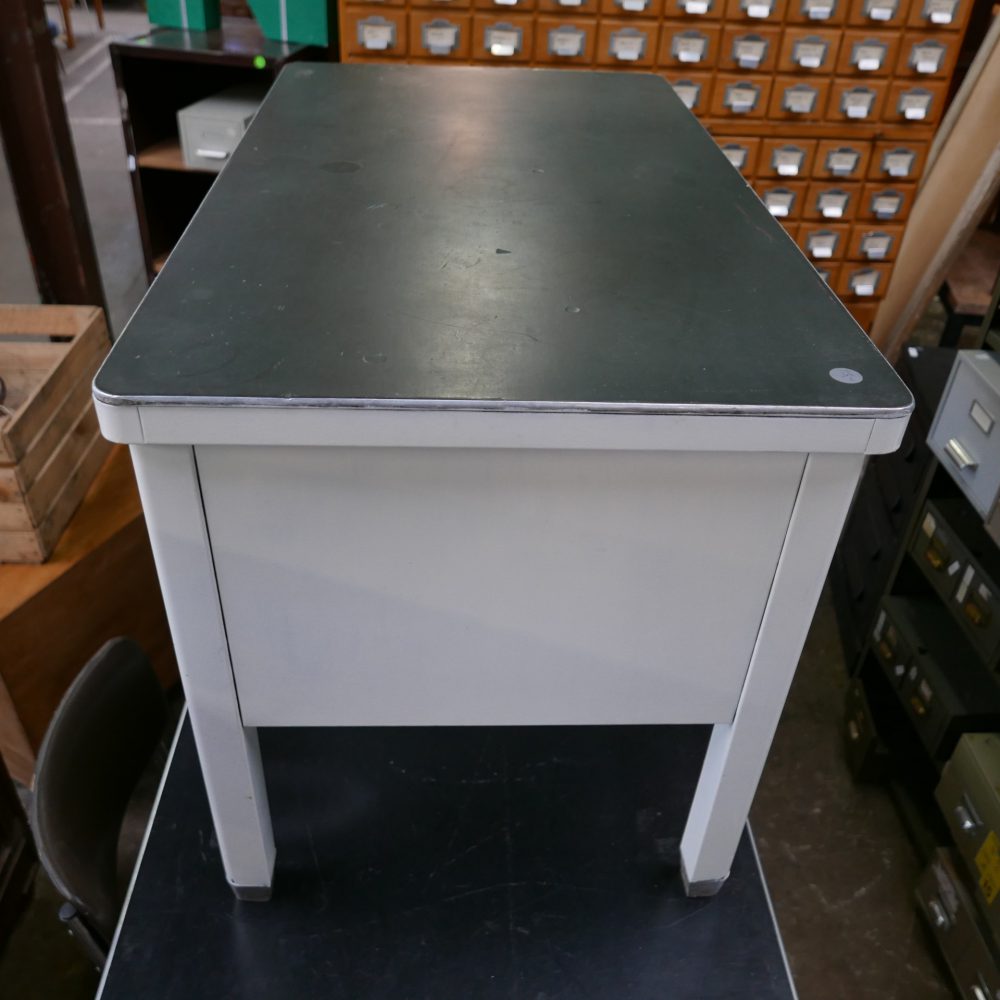 Wit metalen vintage bureau