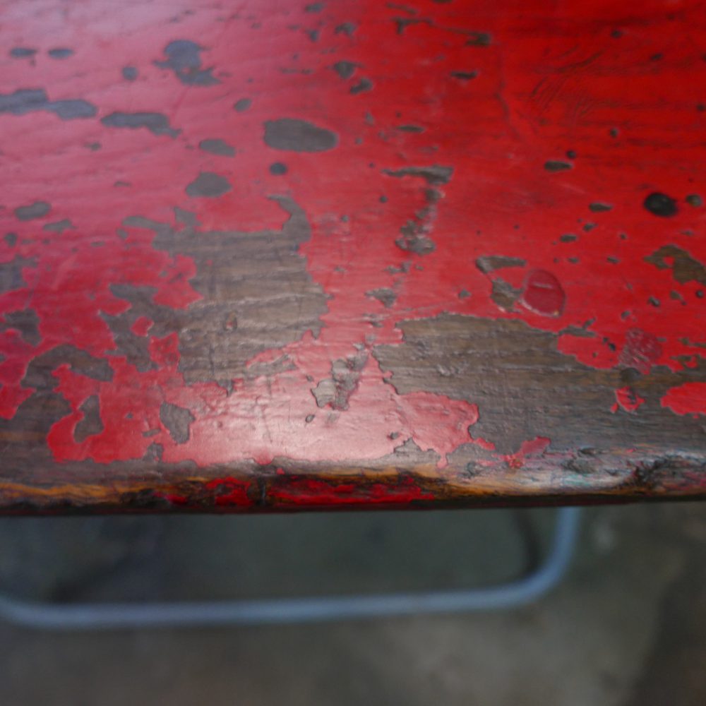 Rode houten tafel