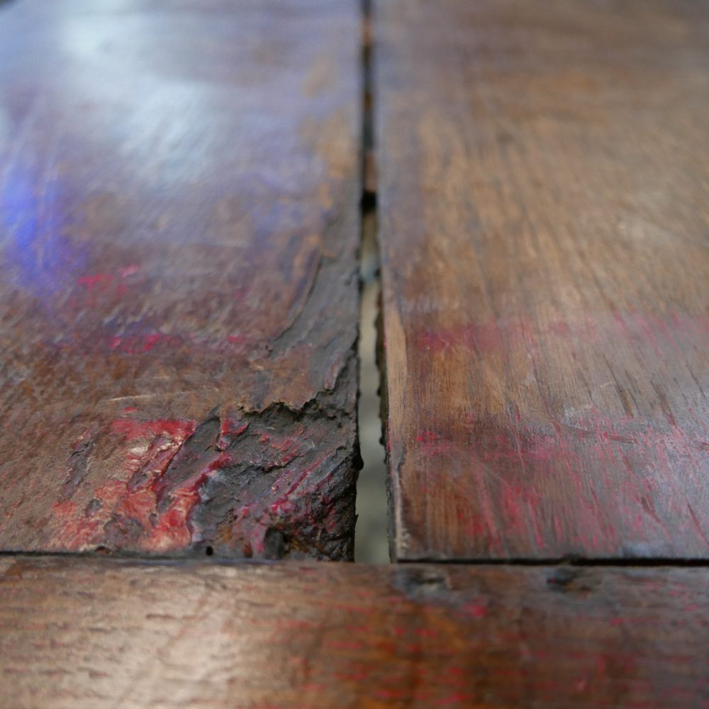 Rode houten tafel