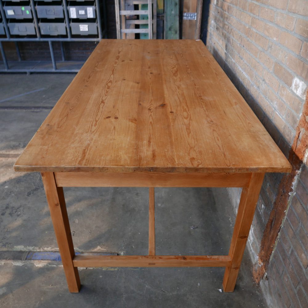 Houten eettafel