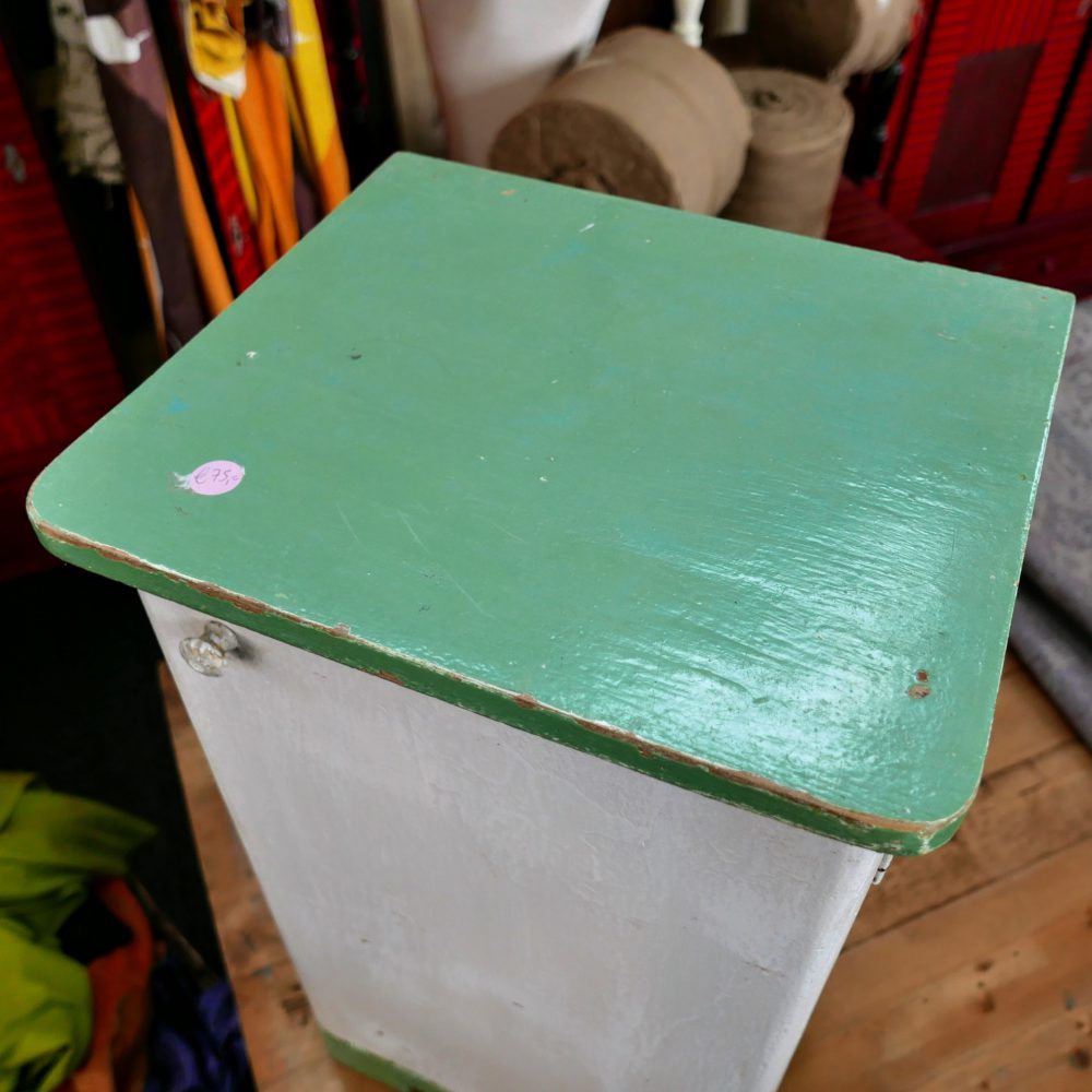 Wit-groen houten kastje