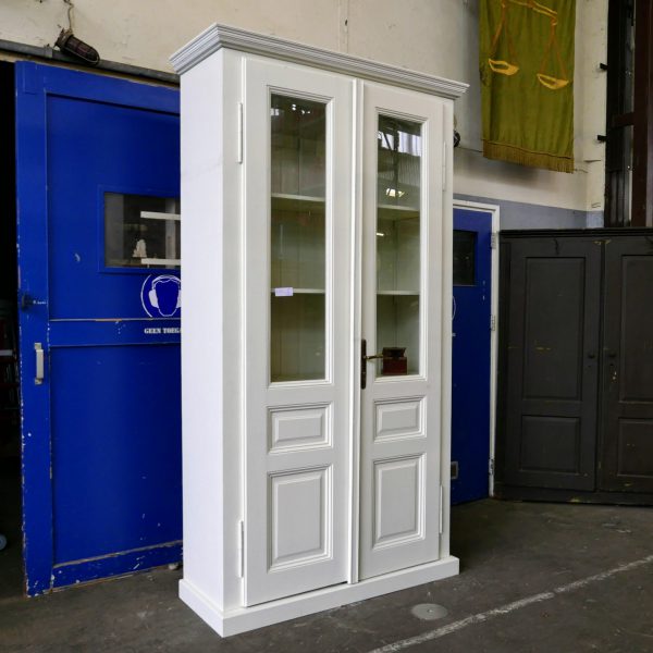 Witte vitrinekast