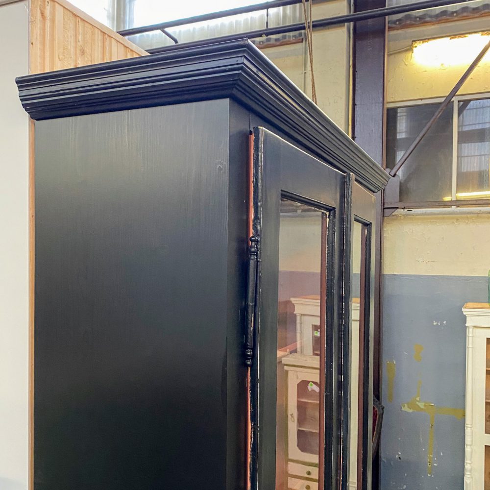 Zwarte houten hoge vitrinekast