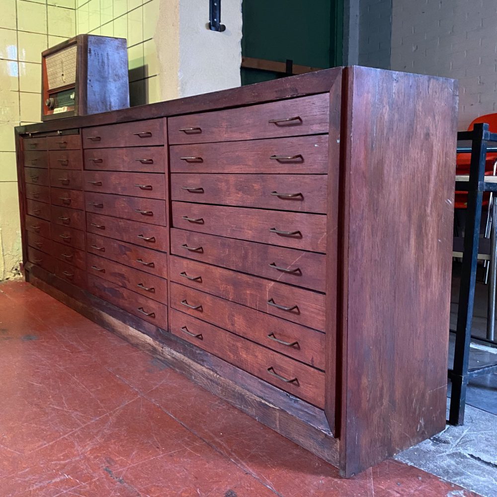 Houten ladekast dressoir