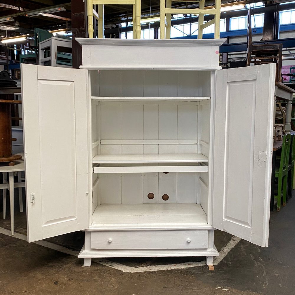 Witte kledingkast met bureau