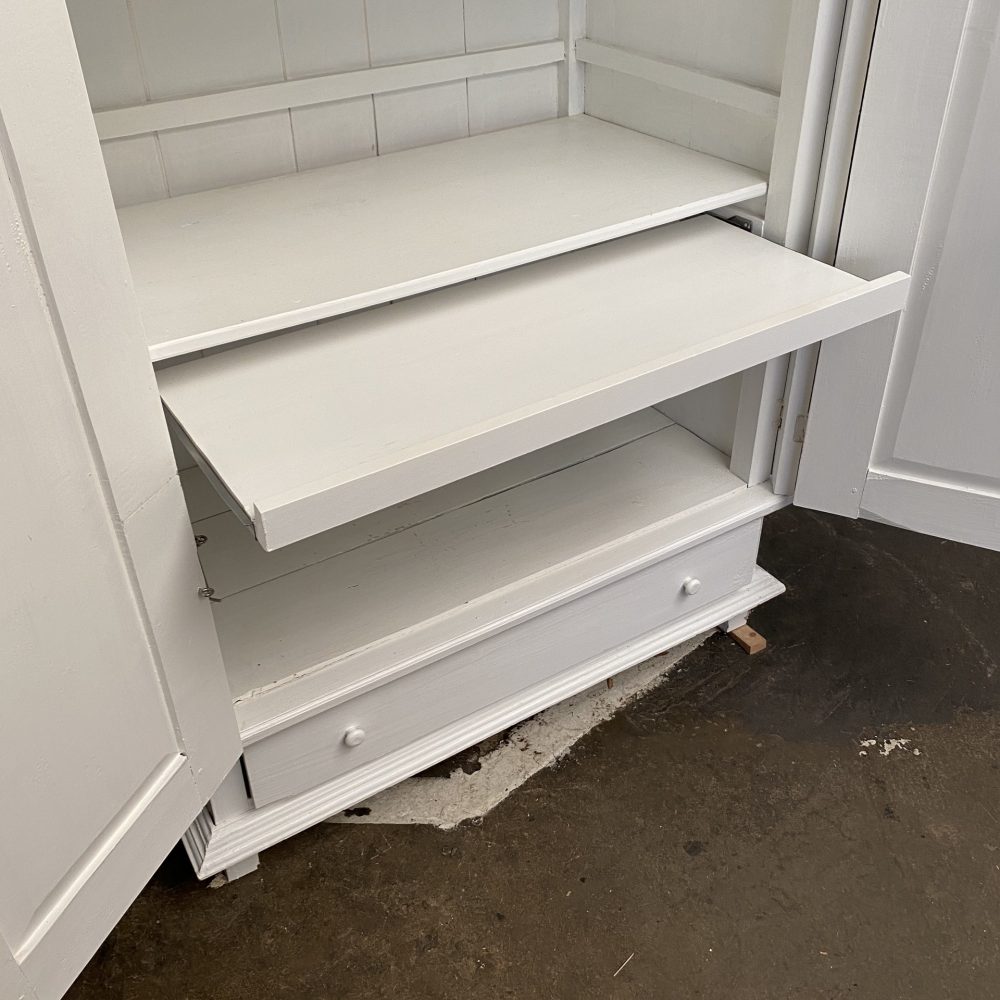 Witte kledingkast met bureau