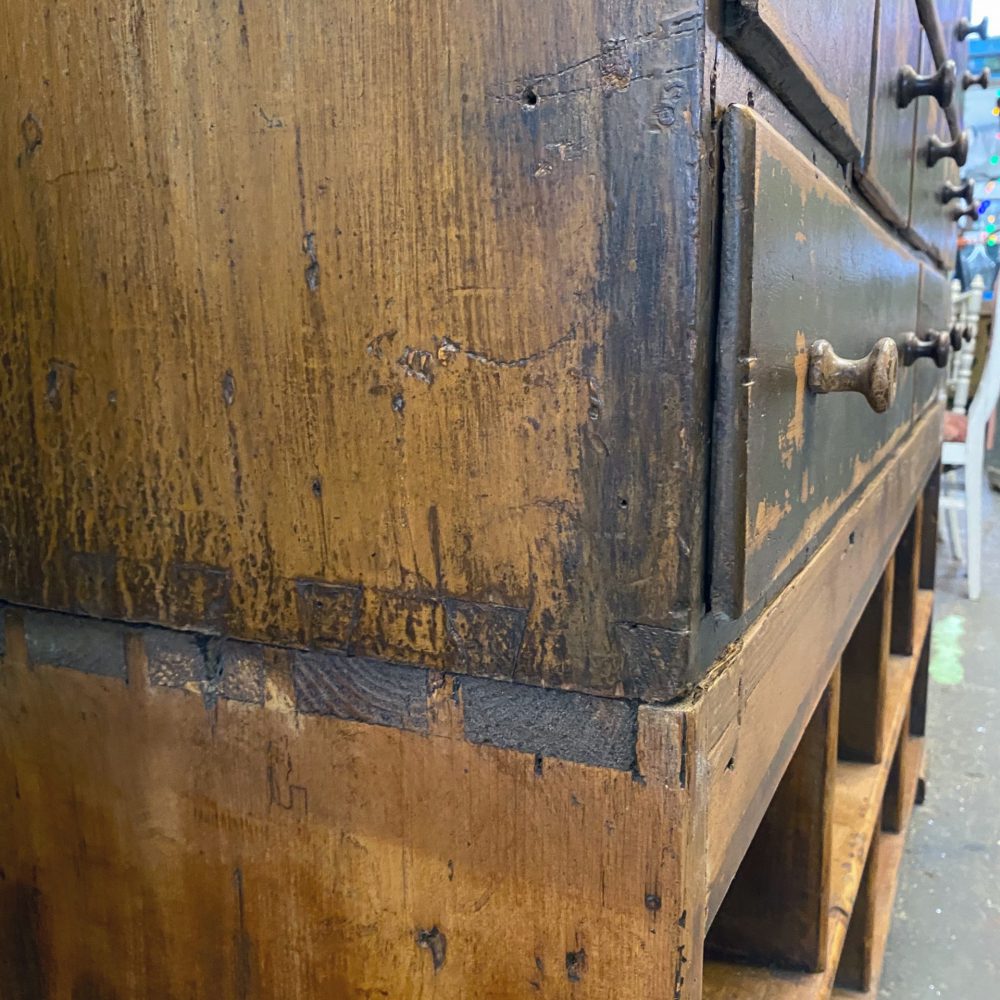 Bruine houten vakkenkast