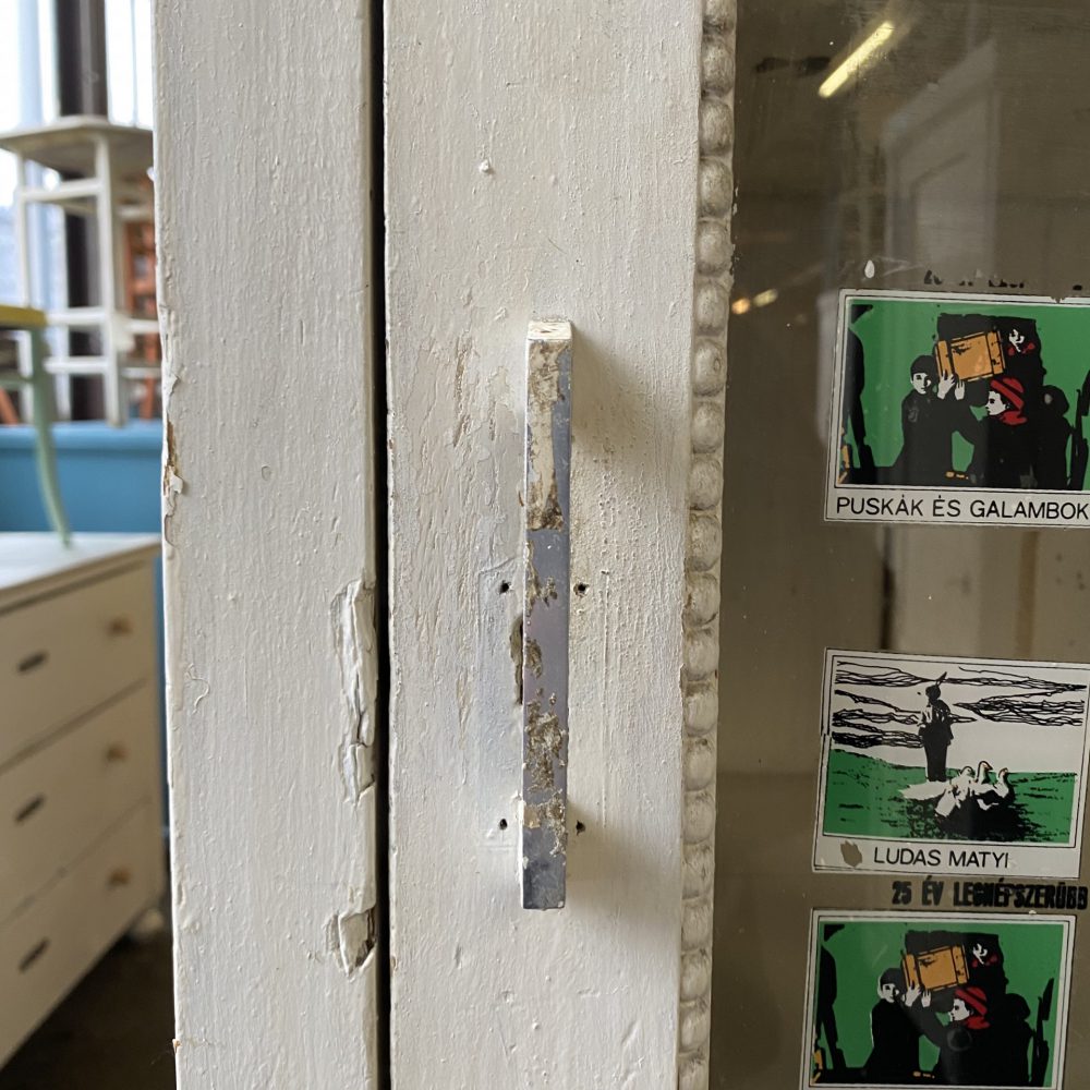 Witte vitrinekast