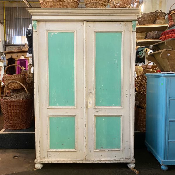 Brocante mint-witte linnenkast