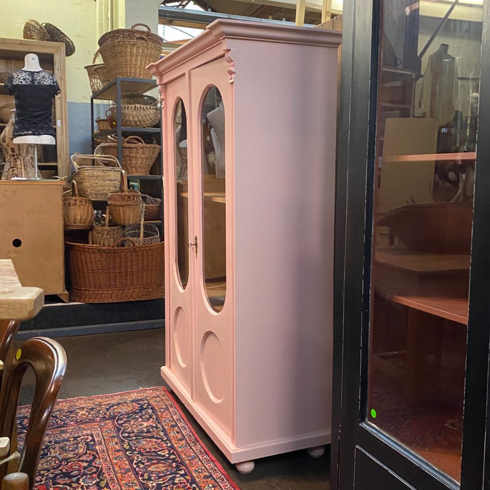 Roze houten vitrinekast