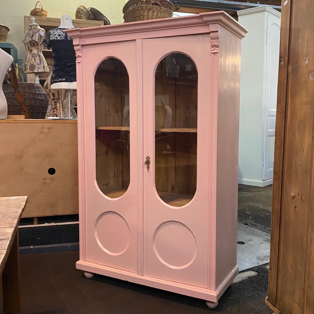 Roze houten vitrinekast