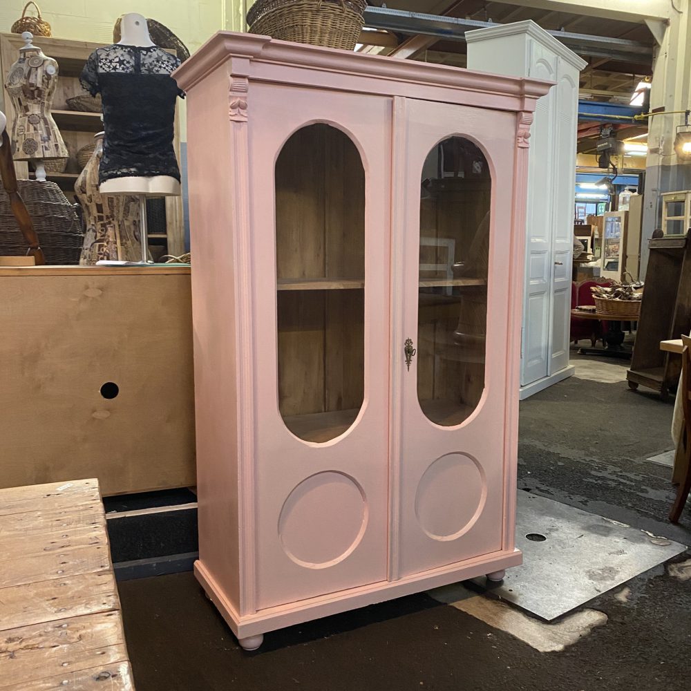 Roze houten vitrinekast