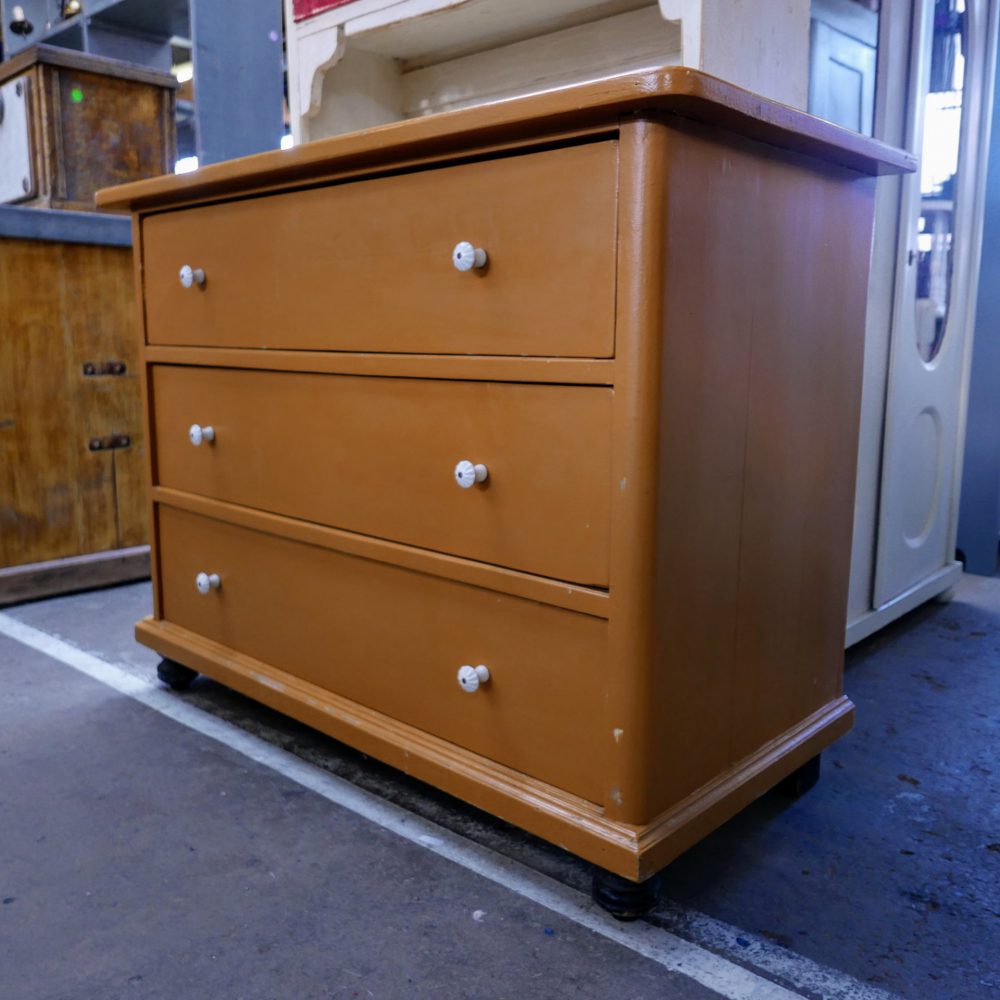 Oranje houten ladekast