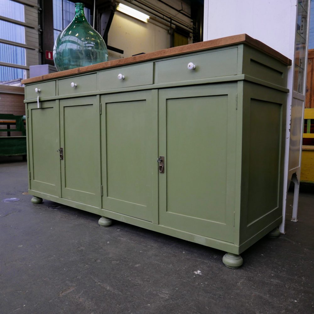 Groen houten dressoir