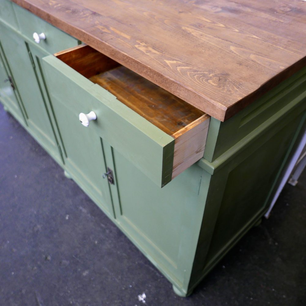 Groen houten dressoir