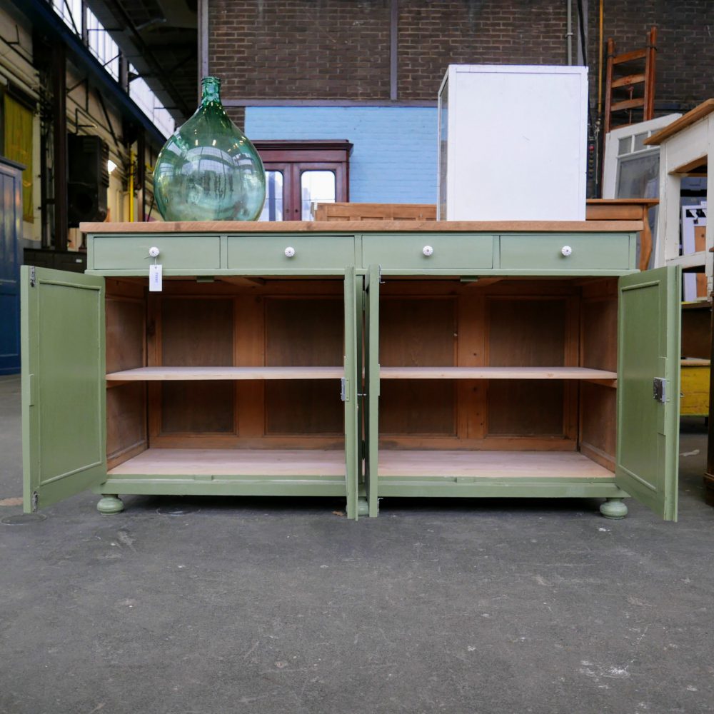 Groen houten dressoir