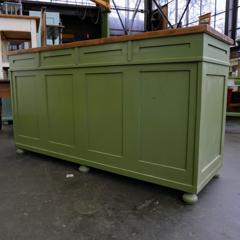 Groen houten dressoir