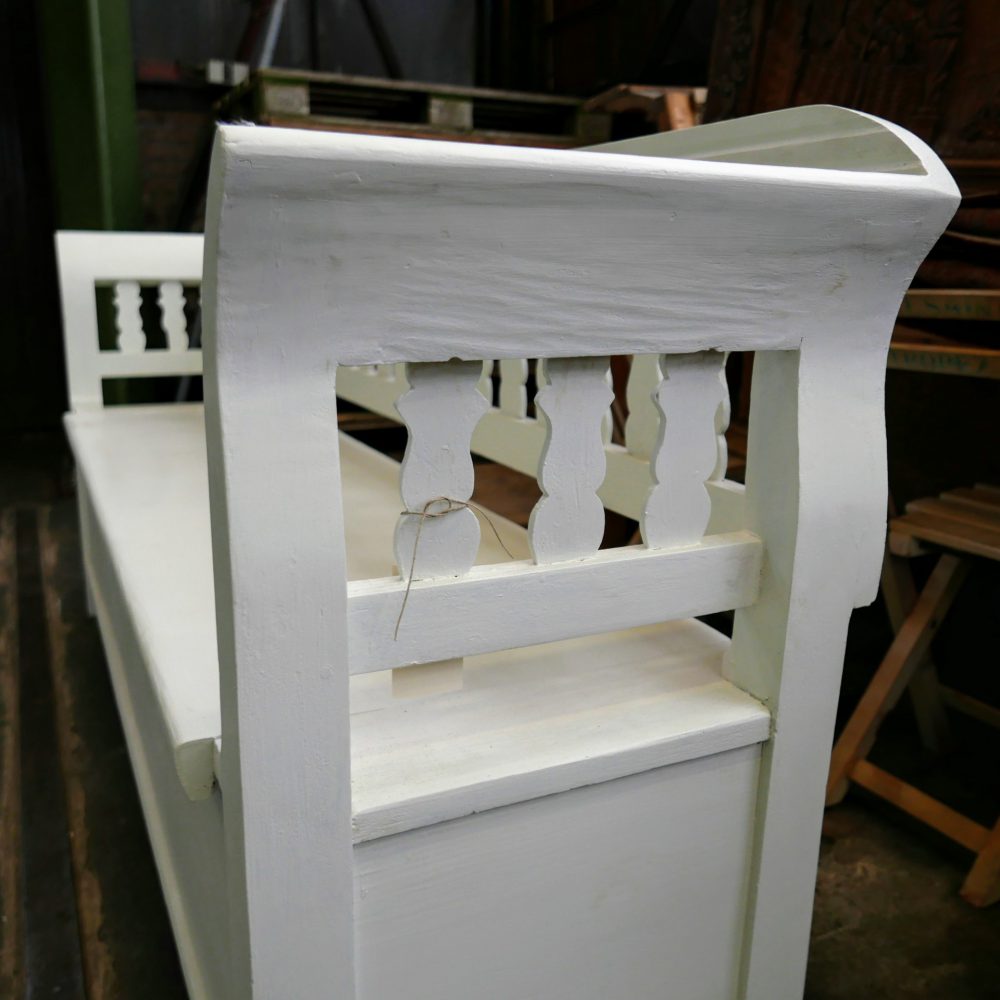 Witte houten klepbank