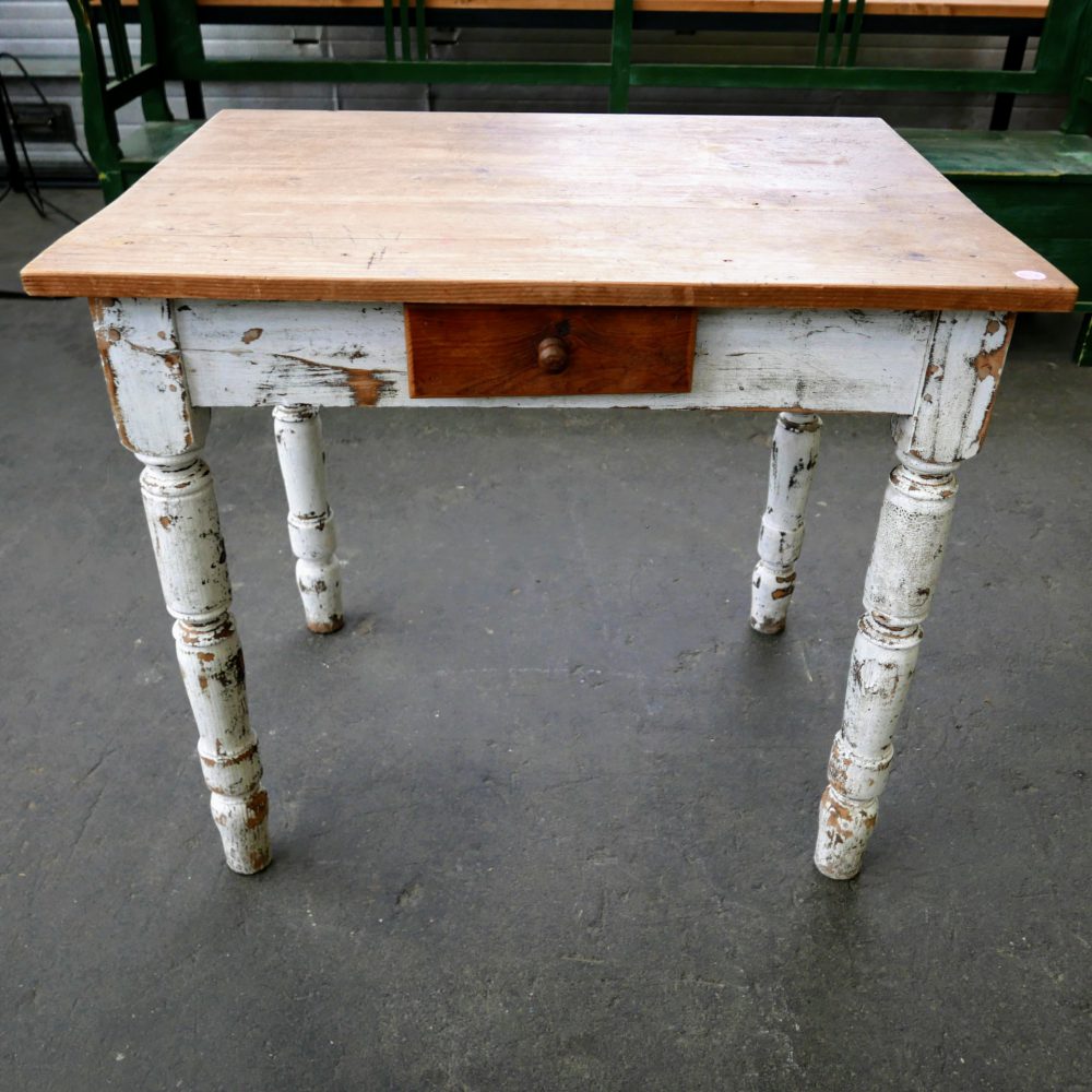 Witte brocante eettafel