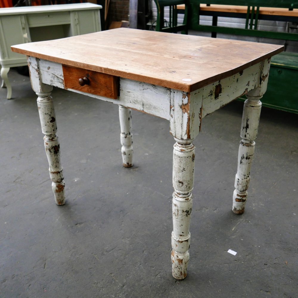 Witte brocante eettafel