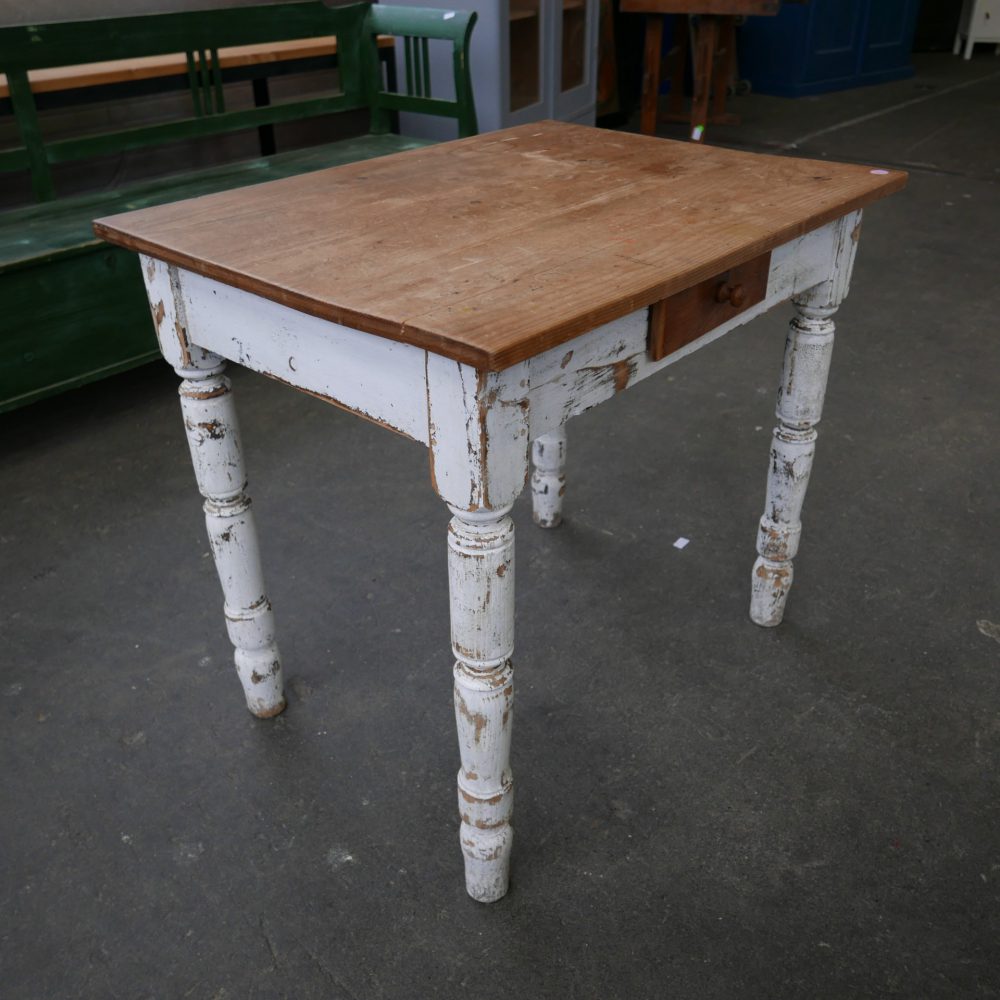 Witte brocante eettafel