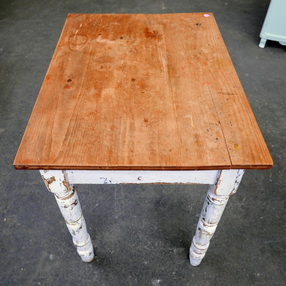 Witte brocante eettafel