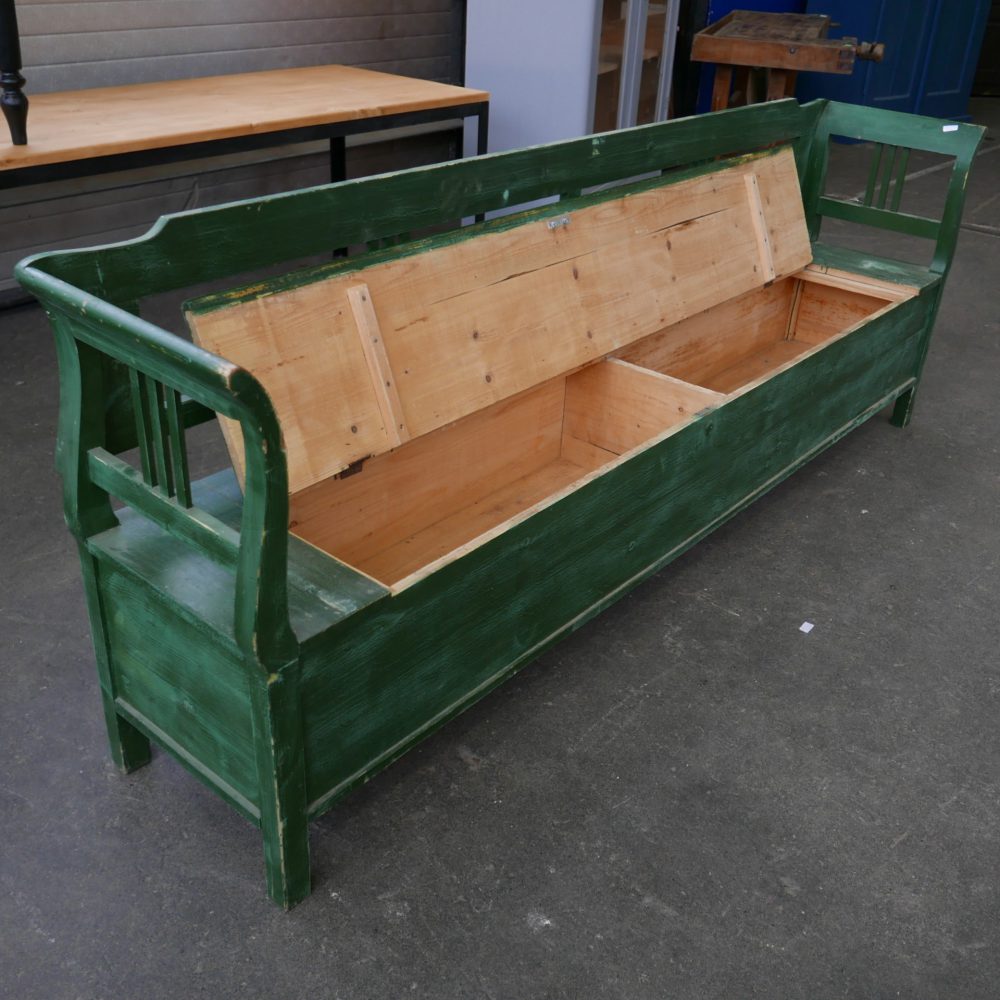 Groene houten klepbank