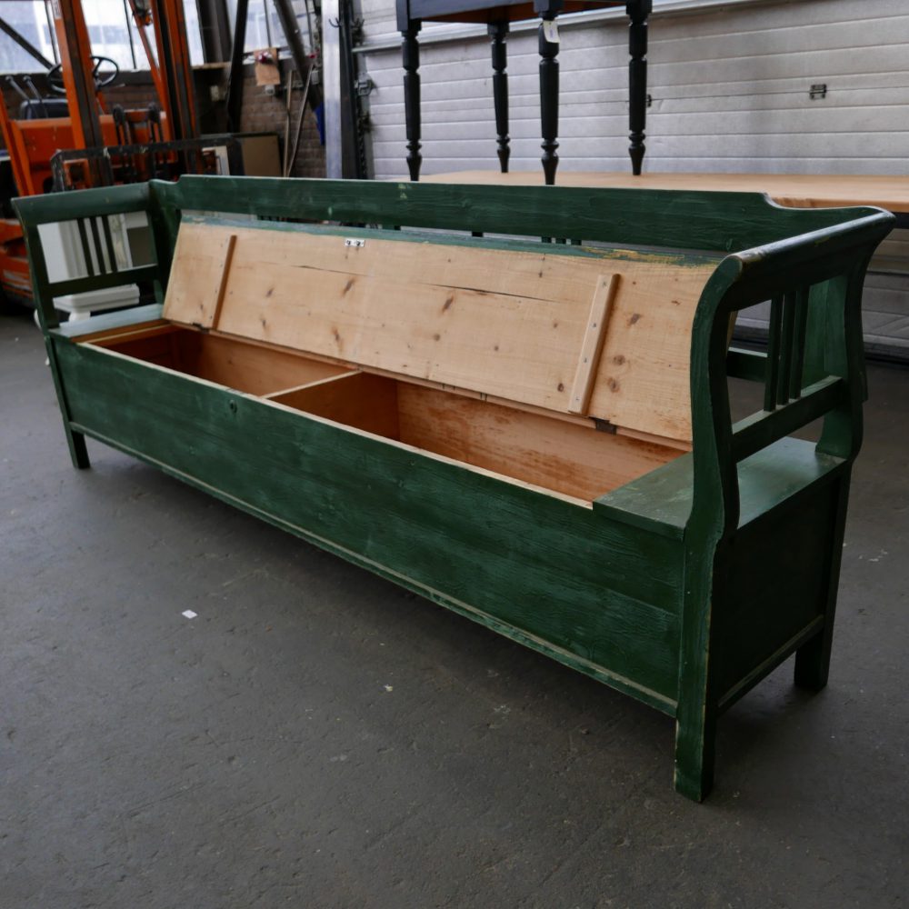 Groene houten klepbank