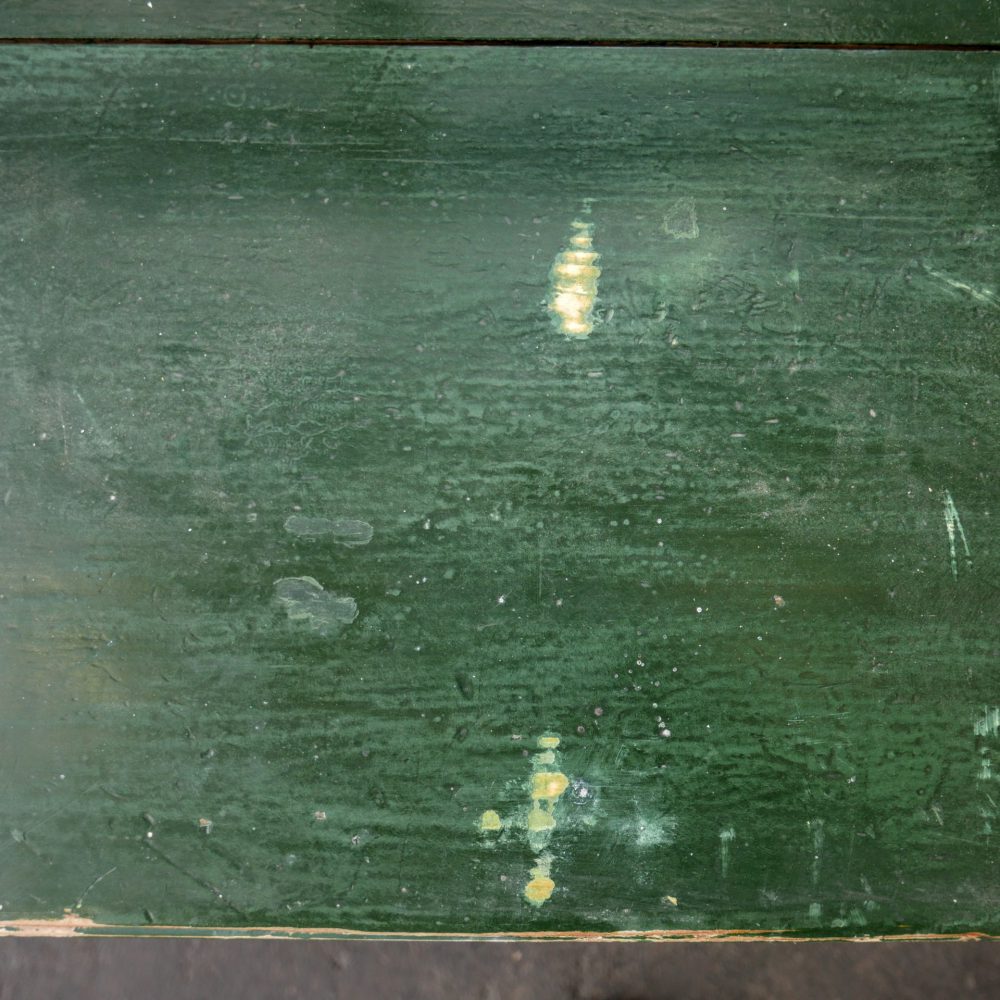 Groene houten klepbank