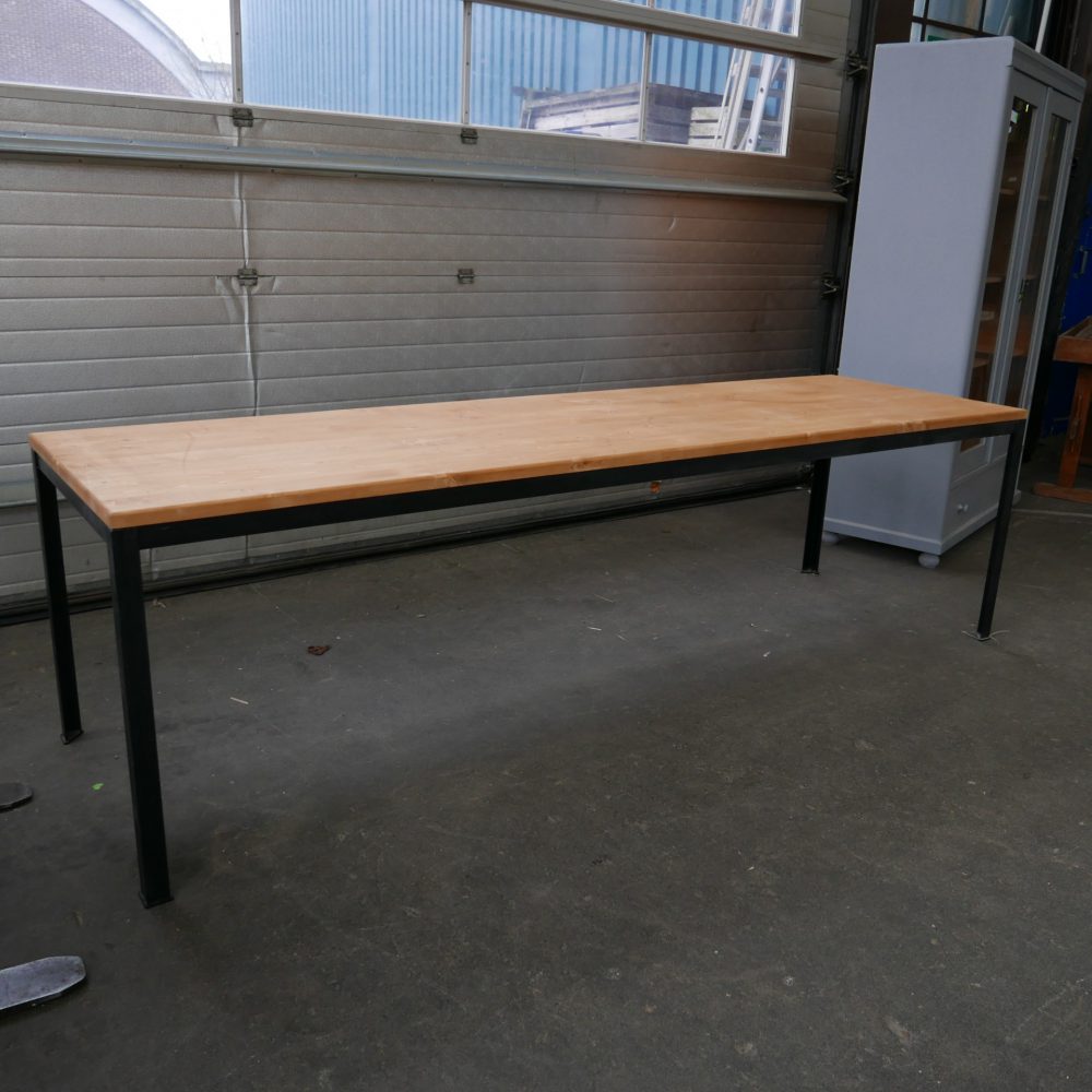 Industriële metalen tafel