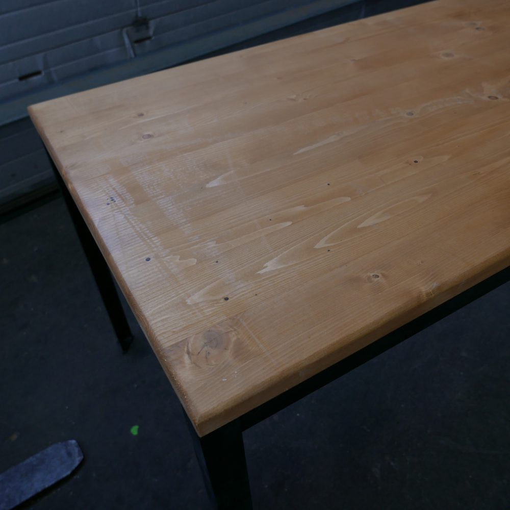 Industriële metalen tafel