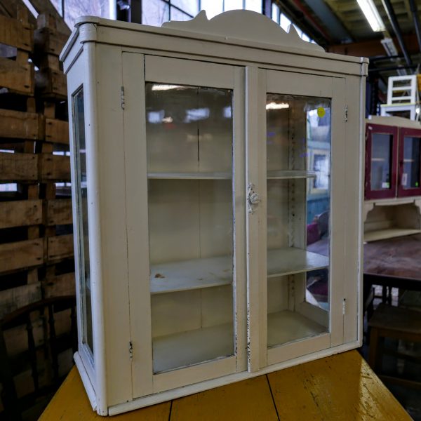 Witte vitrine hangkast