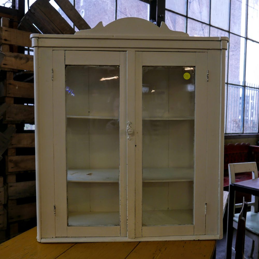 Witte vitrine hangkast