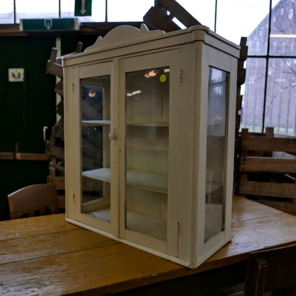 Witte vitrine hangkast