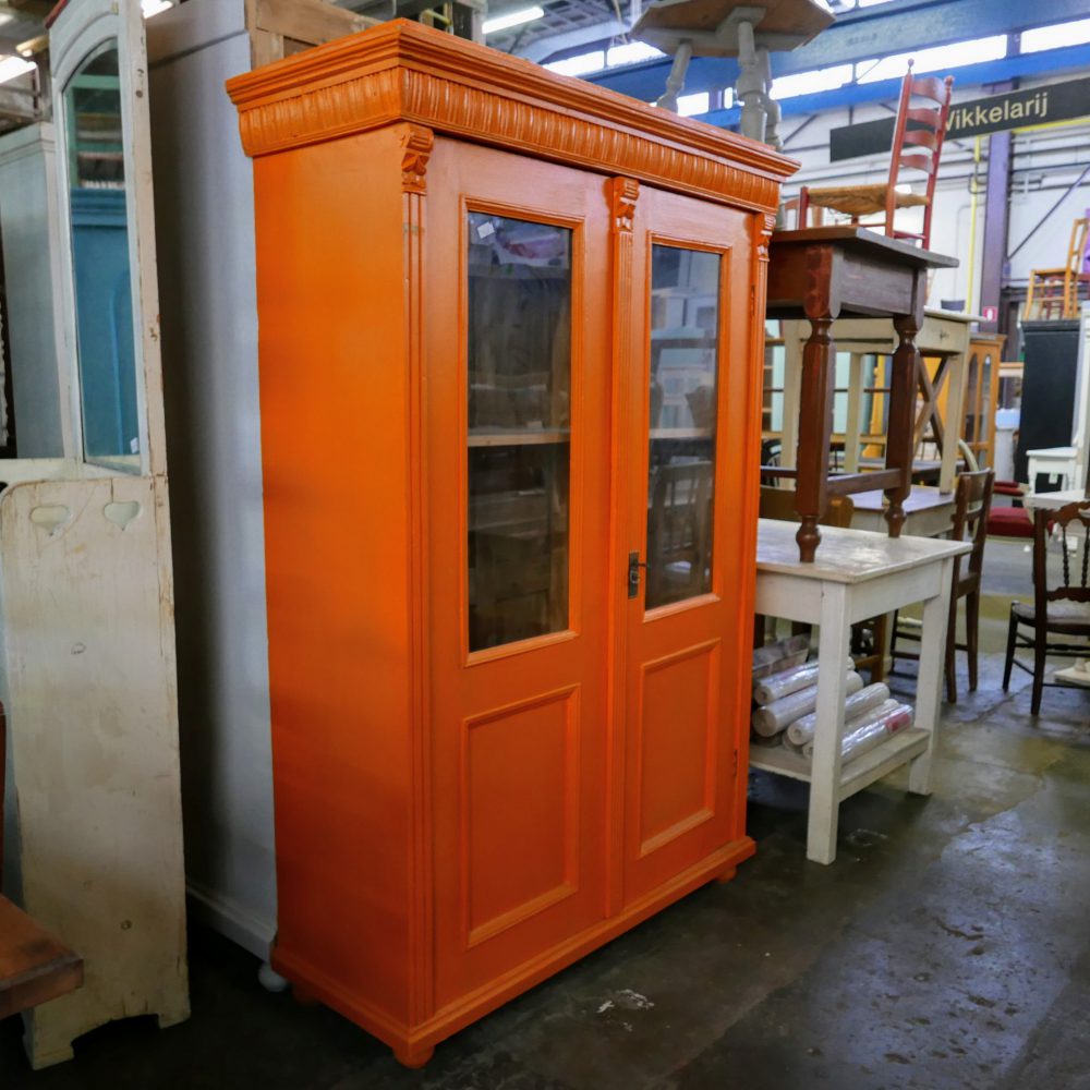 Oranje houten vitrinekast