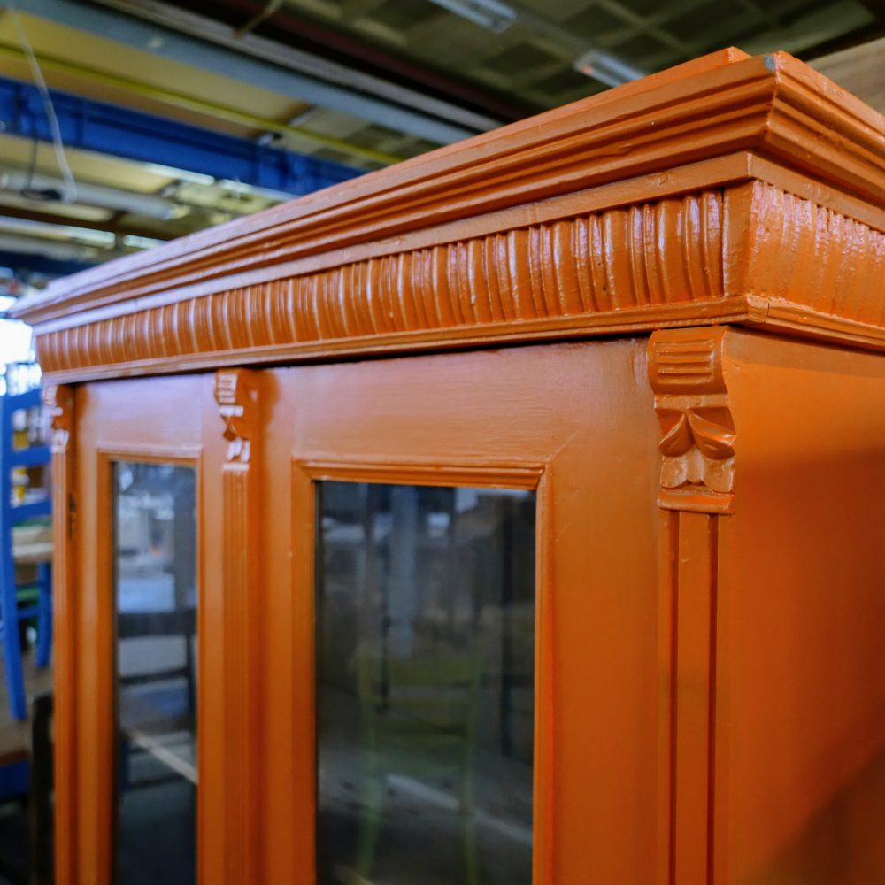 Oranje houten vitrinekast