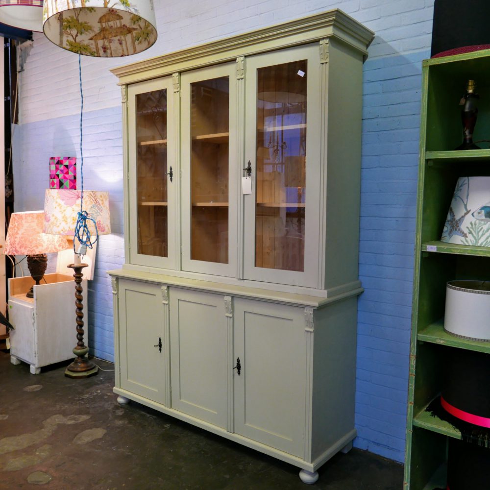 Beige houten winkelkast