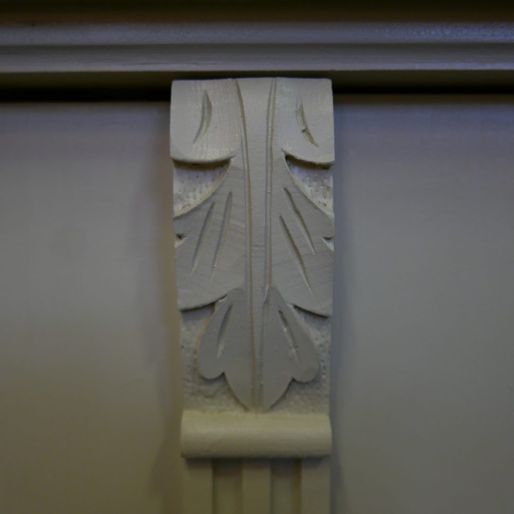 Beige houten winkelkast