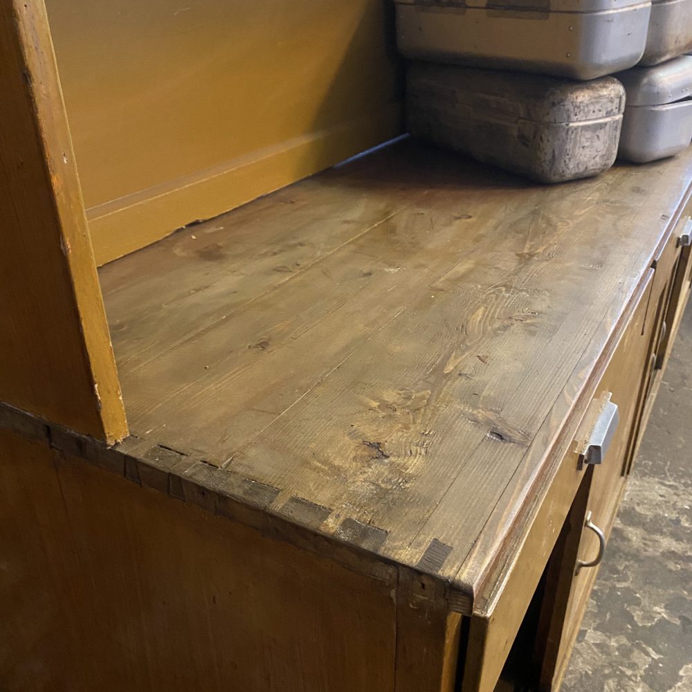 Houten gele winkelkast