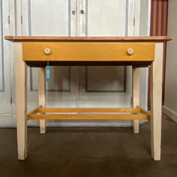 Gele eettafel