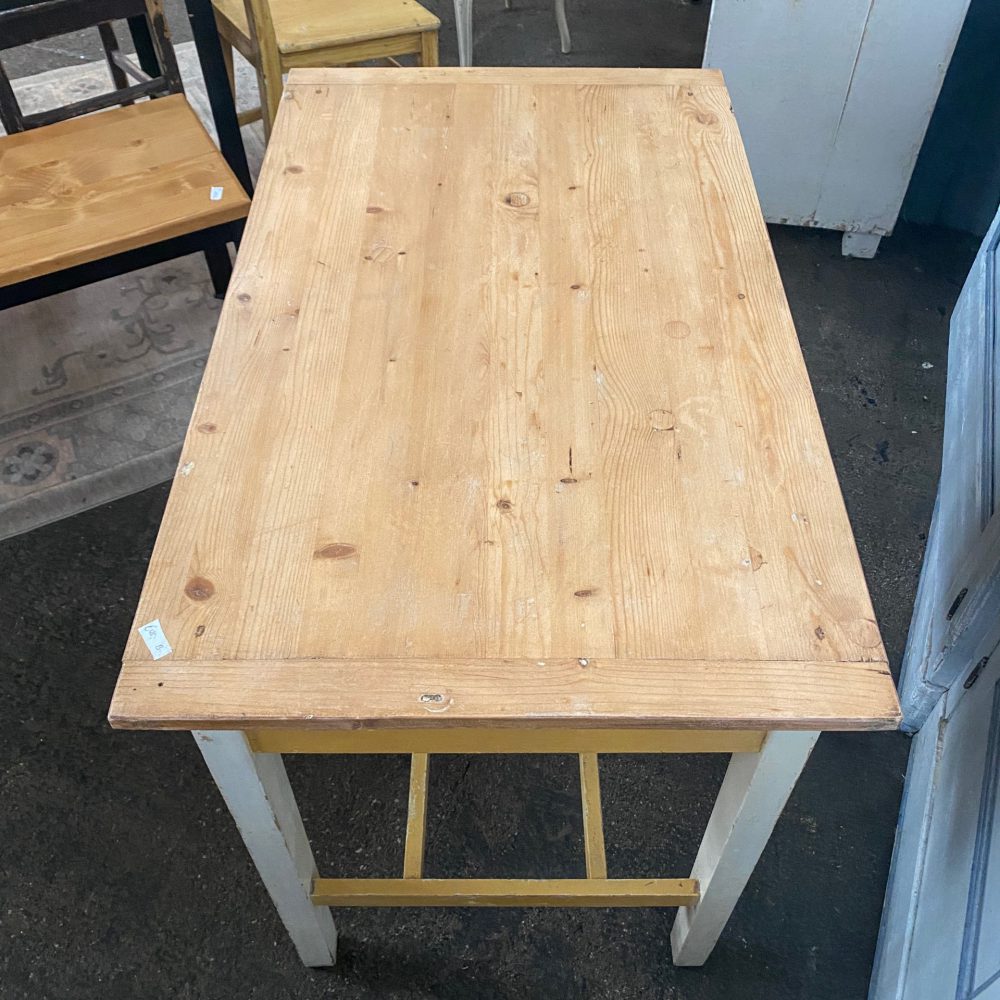 Gele eettafel