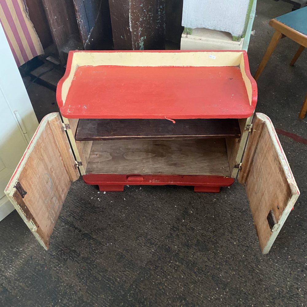 Geel rood houten kastje