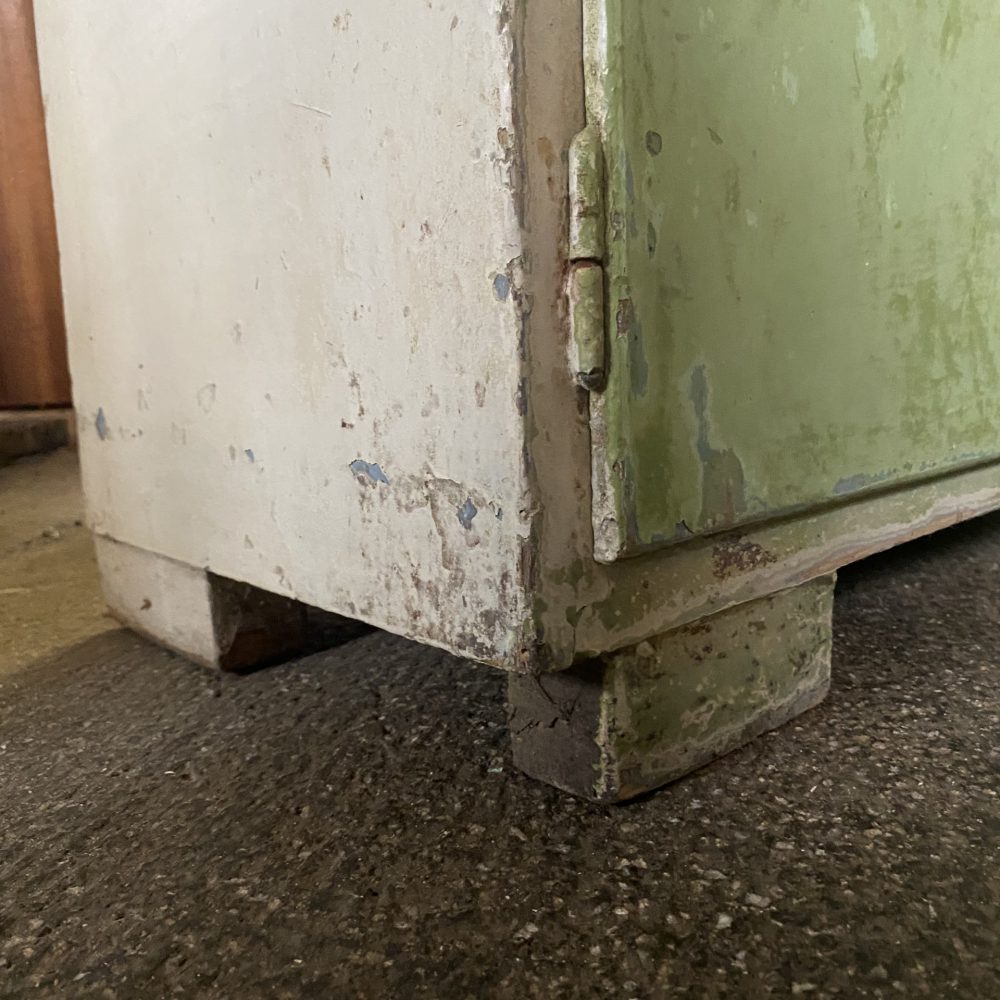 Groen-wit houten kastje