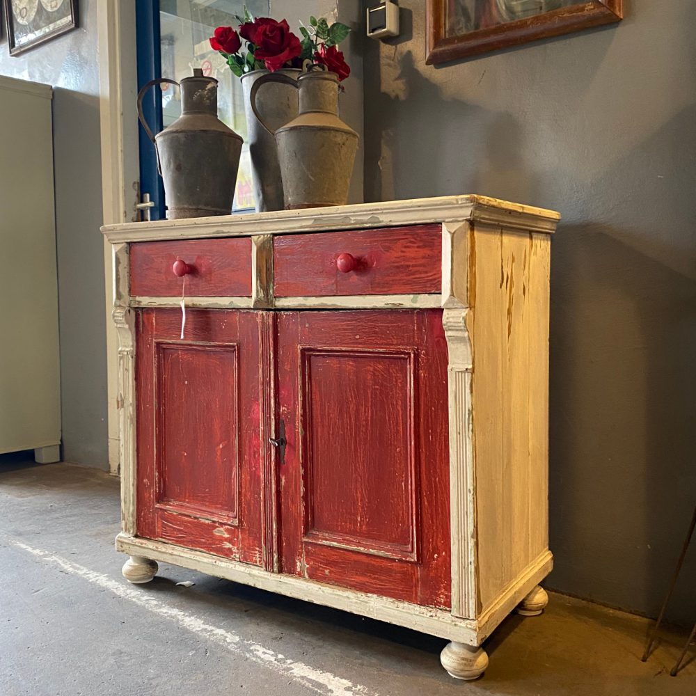 Rood-witte commode