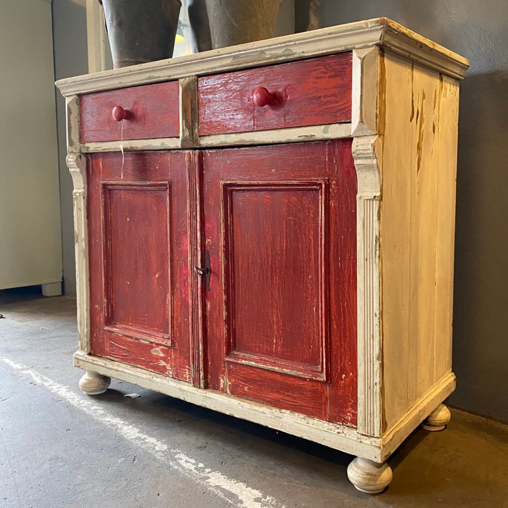 Rood-witte commode