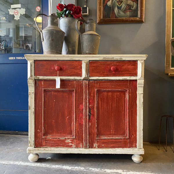 Rood-witte commode