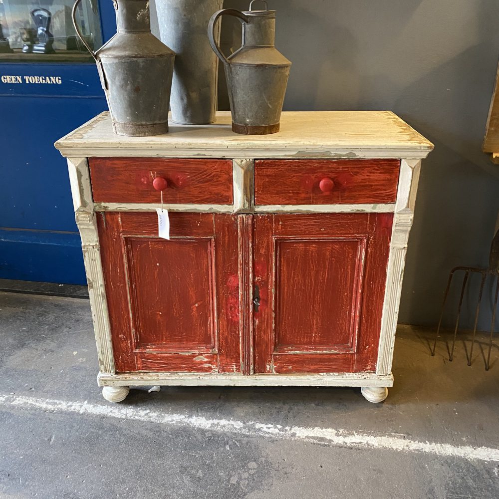 Rood-witte commode