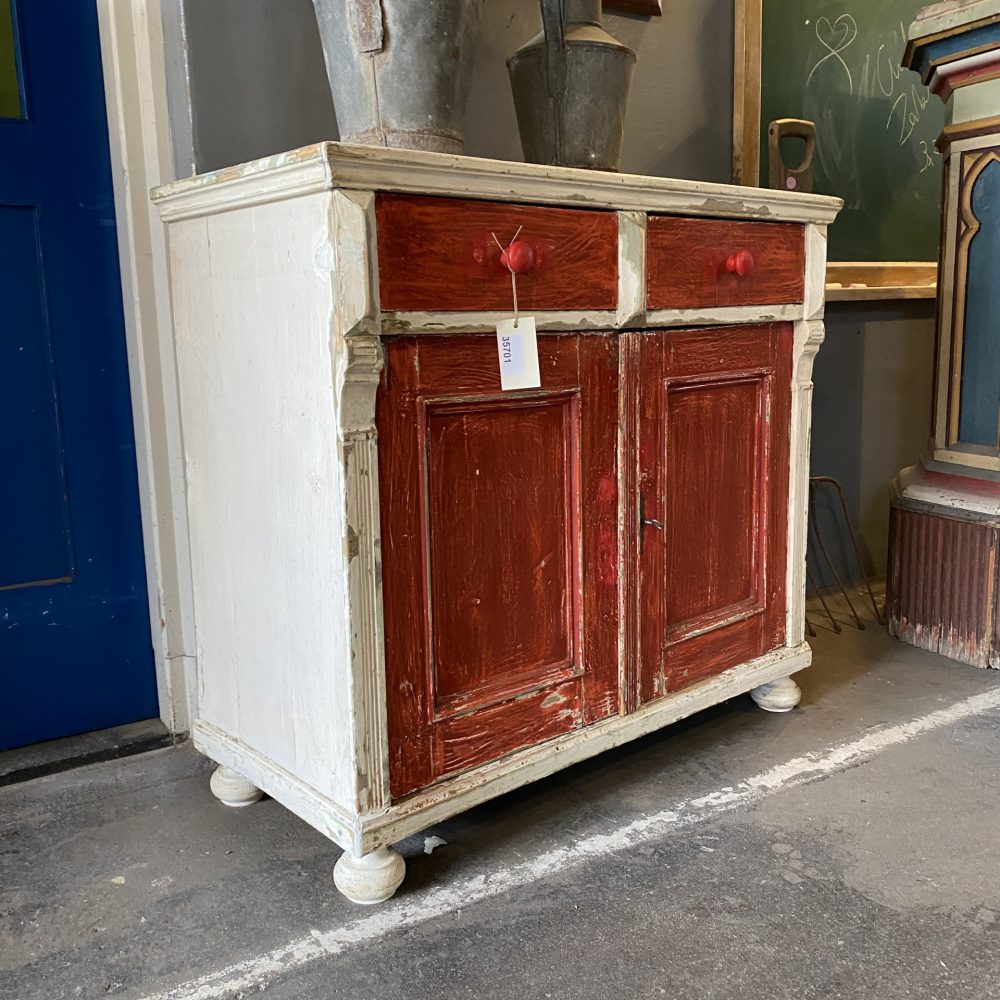 Rood-witte commode