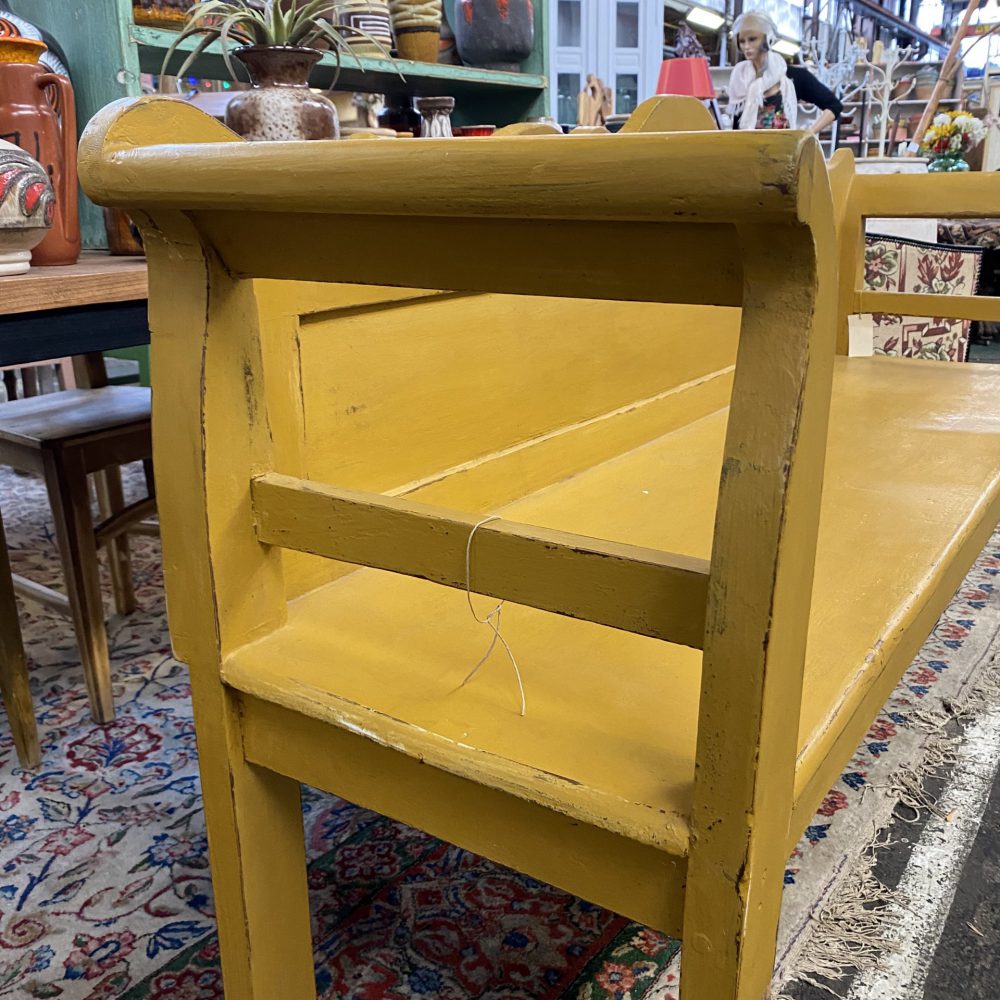 Gele houten bank